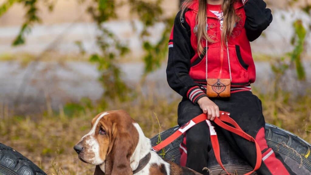 basset hound ve çocuk